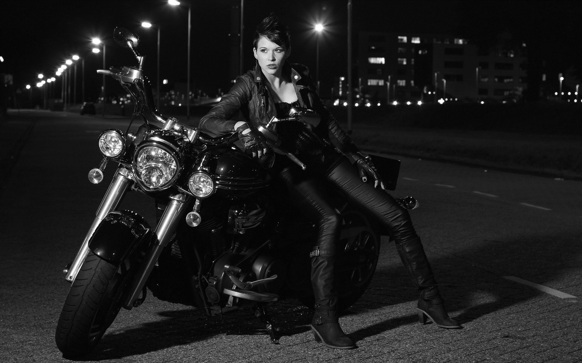 Photo Beautiful girls and motorcycles in Bursa